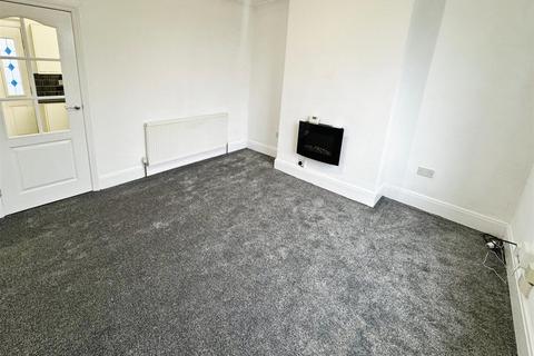 3 bedroom semi-detached house to rent, Fleet Lane, Queensbury, Bradford