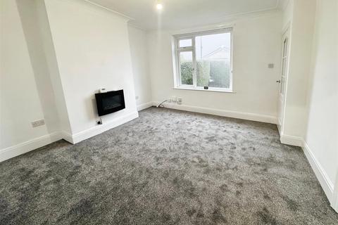 3 bedroom semi-detached house to rent, Fleet Lane, Queensbury, Bradford