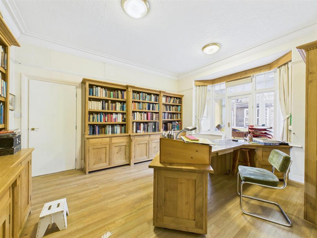 Dining room: