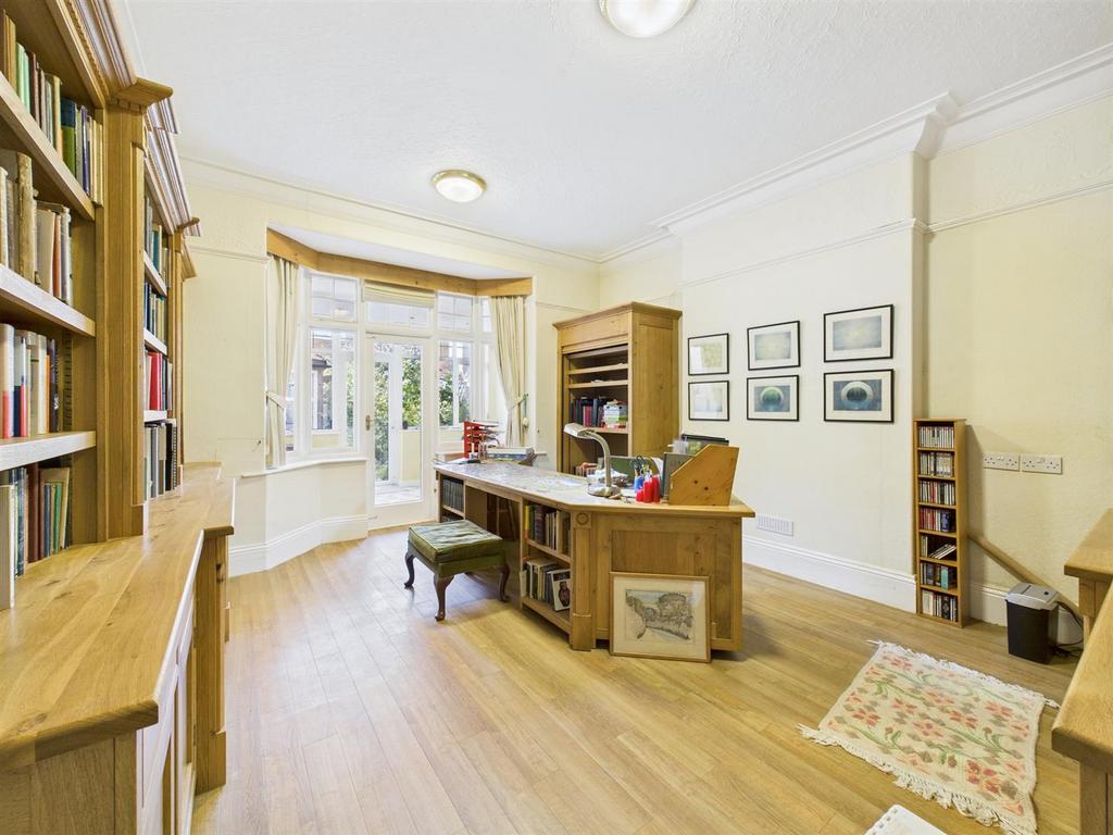 Dining room: