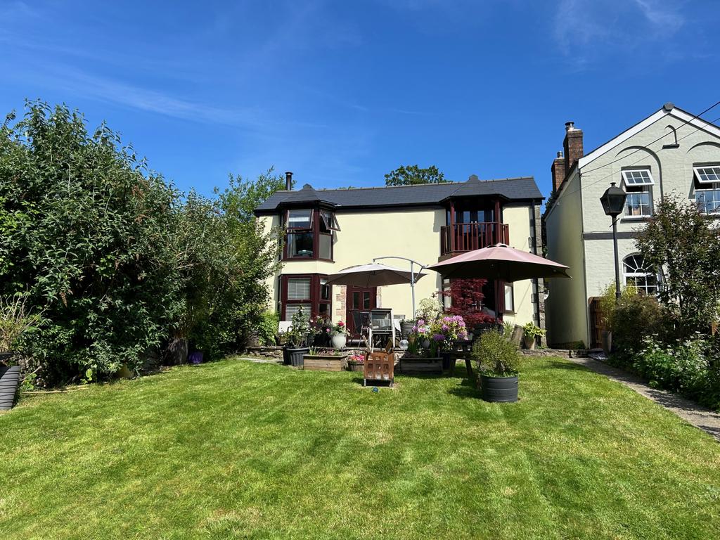 Beautiful &amp; Spacious Four Double Bedroom Cottage