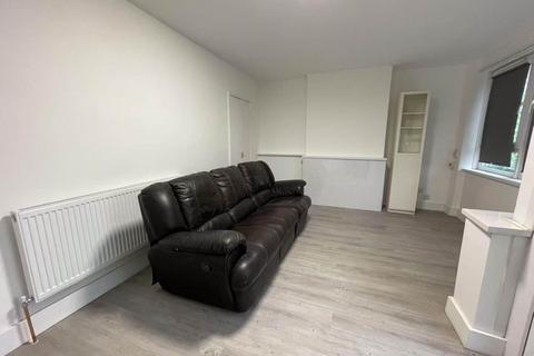 3 bedroom flat to rent, Raglan Street, London