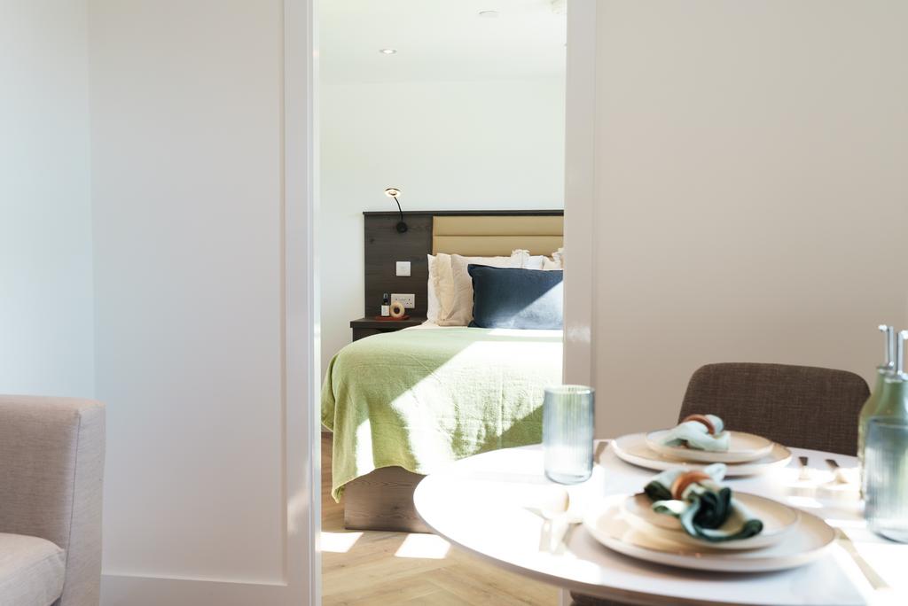 Apt 405, Churchill House Residence... 1 bed apartment - £1,185 pcm (£ ...