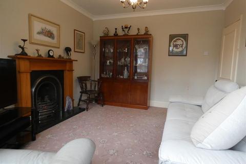 3 Windsor Drive, Burton-on-trent, DE15 9BH