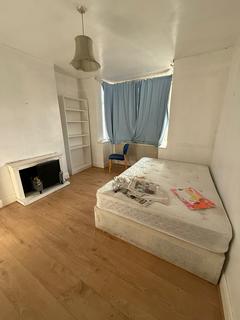 4 bedroom house share to rent, Park Road, Hounslow TW3