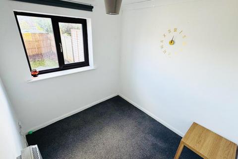 4 bedroom terraced house to rent, Harberton Close, Redhill NG5