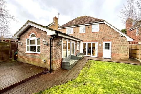 5 bedroom detached house for sale, Simmons Close, Chessington, Surrey. KT9 2GP