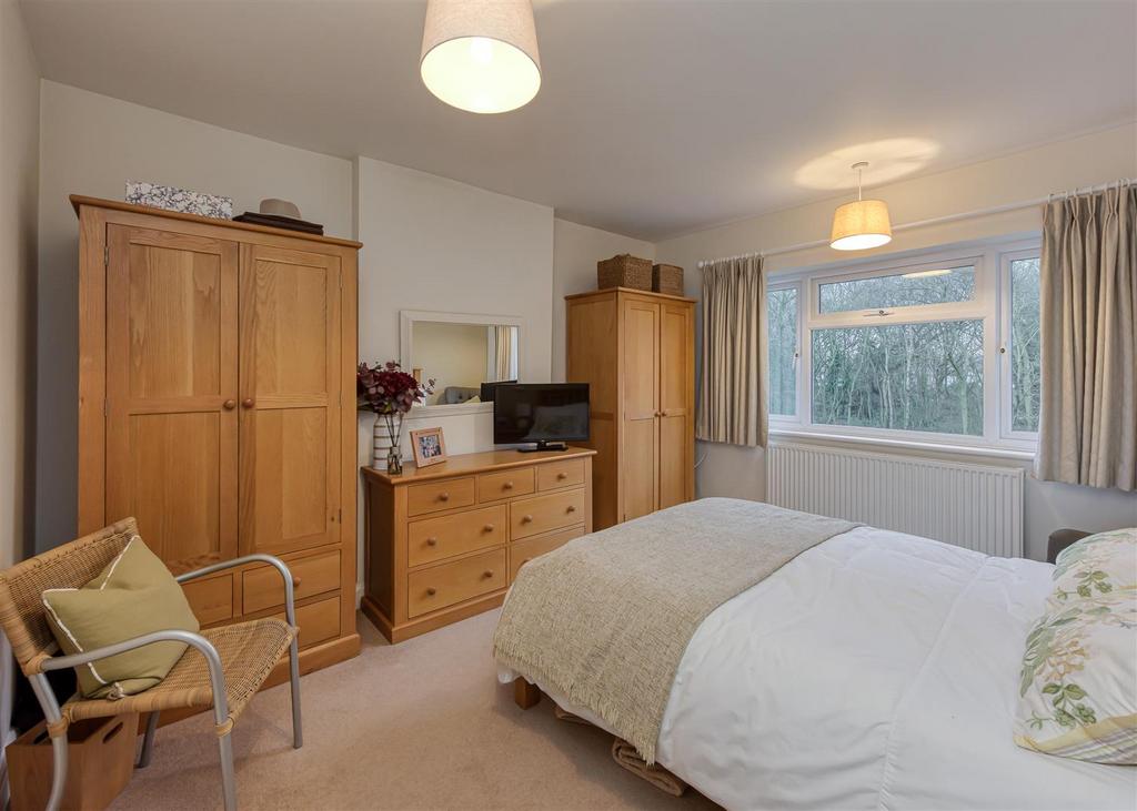 42 Wootton Road-bed2.jpg