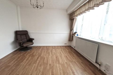 4 bedroom semi-detached house to rent, Rushden Gardens, Clayhall IG5