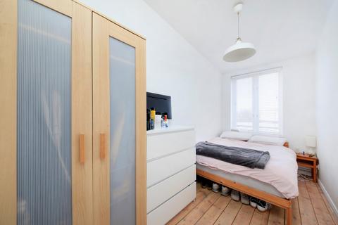 3 bedroom flat for sale, Sunbury Lane, London