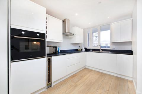 3 bedroom flat for sale, Sunbury Lane, London