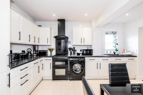 3 bedroom end of terrace house for sale, Lambourne Crescent, Chigwell, IG7