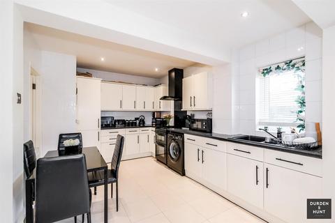 3 bedroom end of terrace house for sale, Lambourne Crescent, Chigwell, IG7