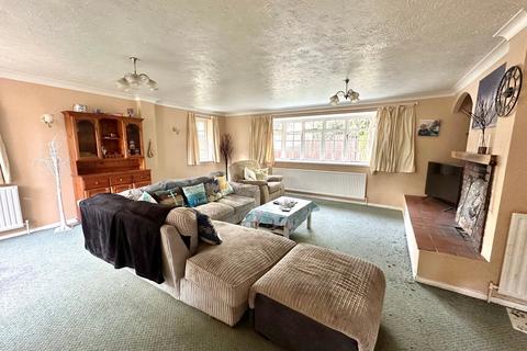 4 bedroom detached house for sale, Yew Tree Drive, Bovingdon HP3