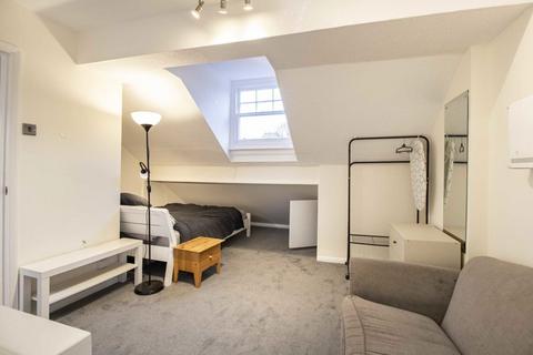 Studio to rent, Culmington Road, London W13