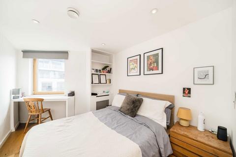 2 bedroom flat for sale, Station Court, London SW6