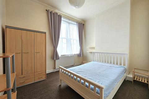 2 bedroom flat to rent, High Road, East Finchley, N2