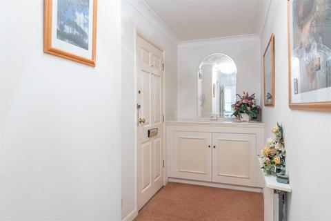 2 bedroom flat for sale, Chase Side, London N14