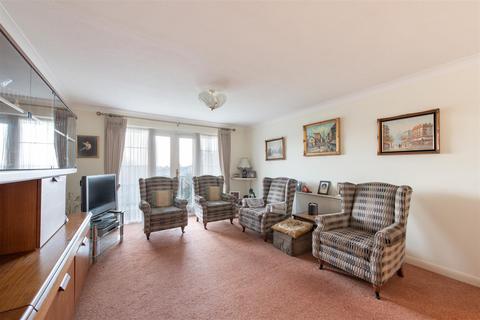 2 bedroom flat for sale, Chase Side, London N14