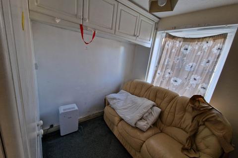 2 bedroom flat to rent, Wormalds View, Dewsbury