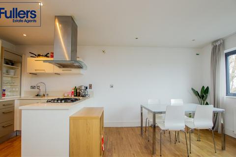 3 bedroom penthouse for sale, Green Lanes, London N21