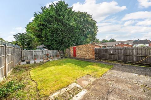 2 bedroom bungalow for sale, Lyndhurst Way, Chertsey, KT16