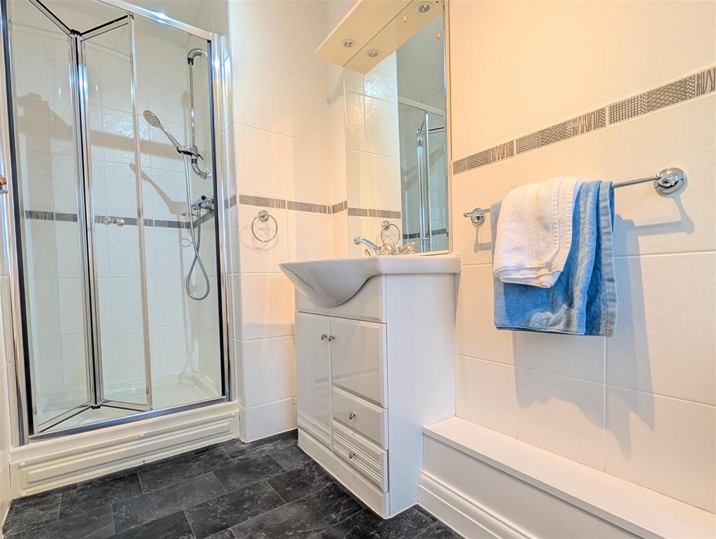En suite shower room/wc