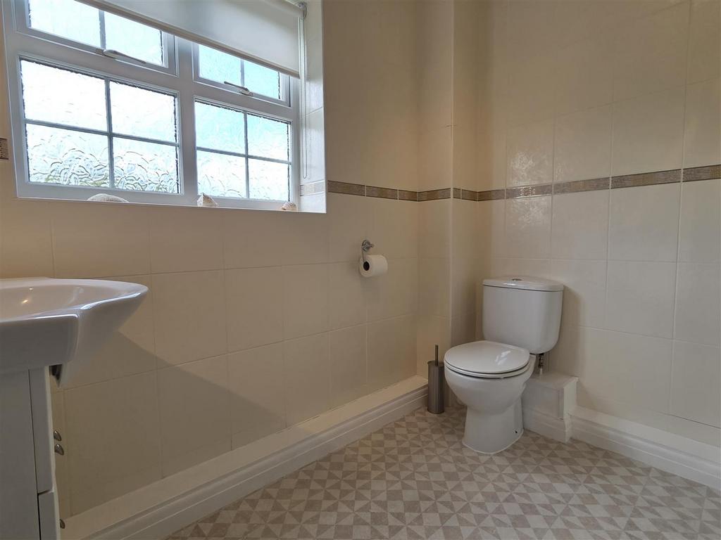 En suite shower room/wc