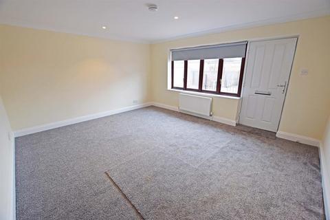 1 bedroom duplex to rent, Holding Street, Rainham