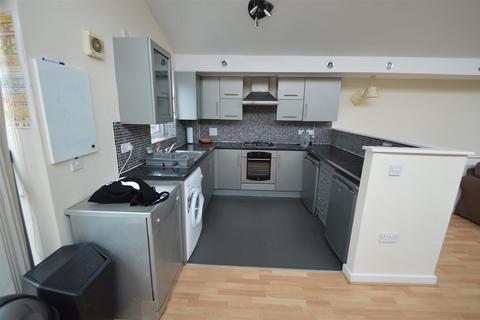 3 bedroom house to rent, Betsham Street, Manchester M15