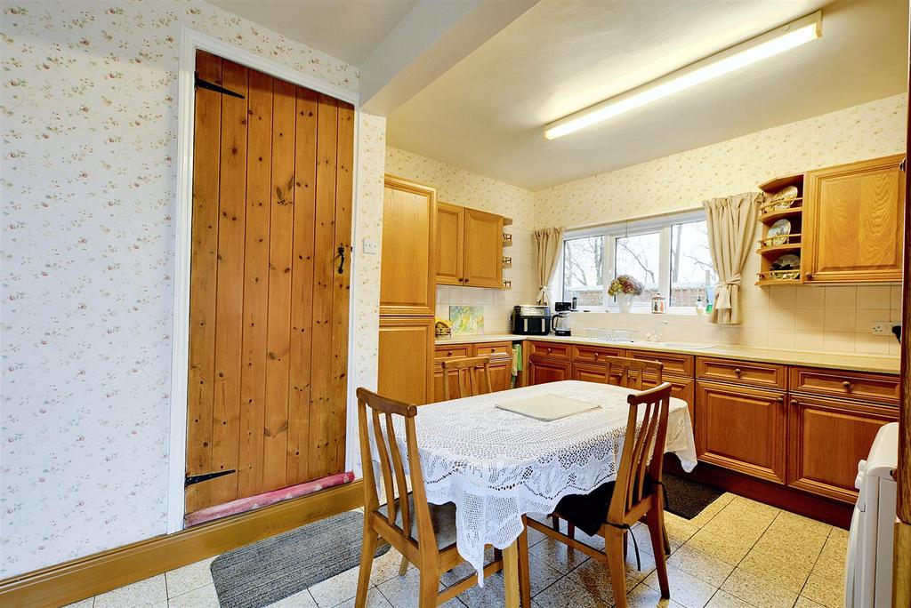 Kitchen 2.jpeg