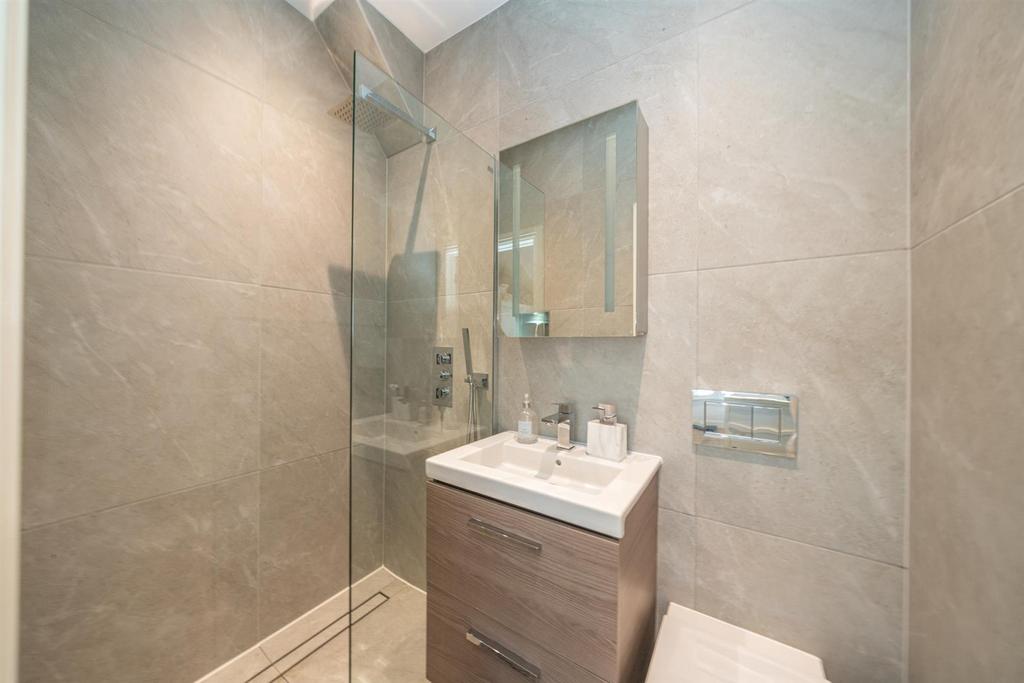 En-Suite to Bedroom 2