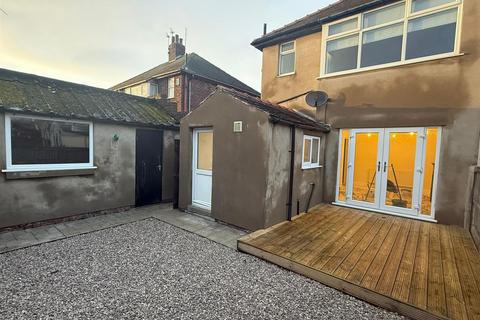 3 bedroom semi-detached house to rent, Cheddar Avenue, Blackpool