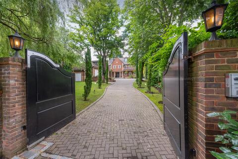 6 bedroom detached house to rent, Heath Rise, Wentworth