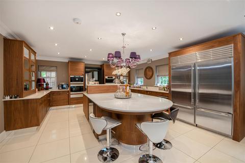 6 bedroom detached house to rent, Heath Rise, Wentworth