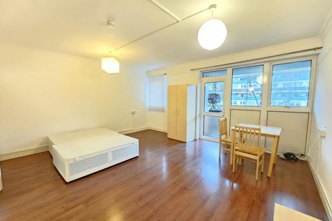 Studio to rent, Rotherhithe New Road, London SE16