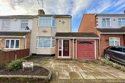 3 bedroom end of terrace house for sale, Geoffrey Avenue, Romford