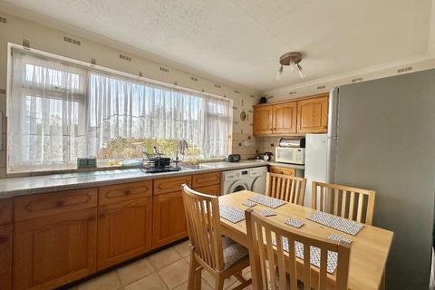 3 bedroom end of terrace house for sale, Geoffrey Avenue, Romford