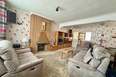 3 bedroom end of terrace house for sale, Geoffrey Avenue, Romford