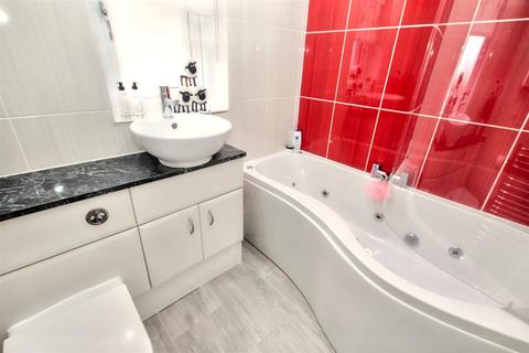 15 Cameron Road, Carluke, ML8 4LY