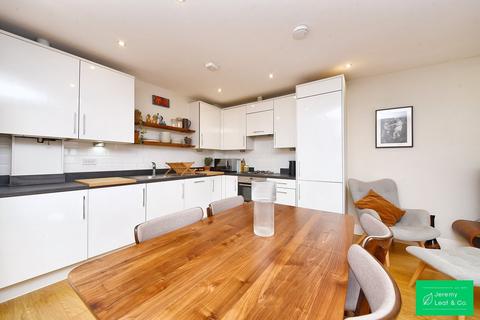 2 bedroom apartment for sale, Lankaster Gardens, London, N2