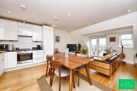 2 bedroom apartment for sale, Lankaster Gardens, London, N2