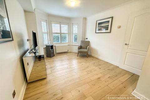 2 bedroom apartment for sale, Pemberton Road, East Molesey KT8