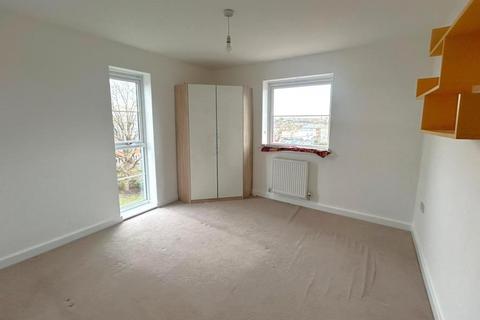 2 bedroom flat to rent, Chertsey, Surrey, KT16