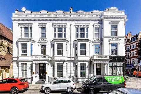 Studio to rent, Castletown Road, London W14