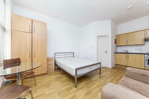 Studio to rent, Castletown Road, London W14