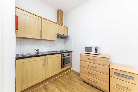 Studio to rent, Castletown Road, London W14