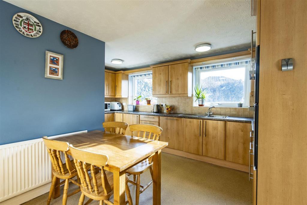 'L' Shaped Breakfast Kitchen