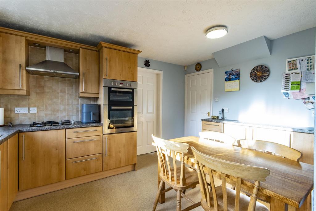 'L' Shaped Breakfast Kitchen