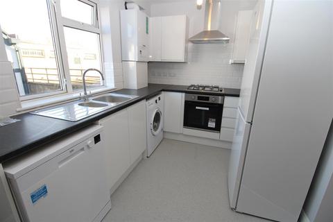 2 bedroom flat to rent, Station Square, Petts Wood, Orpington